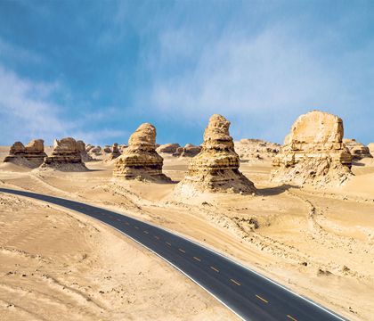 青海西寧+察爾汗鹽湖+敦煌+大柴旦翡翠湖旅游景區+張掖七彩丹霞旅游景區9日8晚私家團