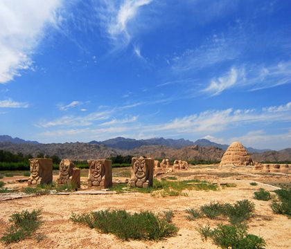 寧夏銀川鎮北堡西部影城+西夏陵國家考古遺址公園+賀蘭山巖畫一日游【私家團/門票全含/獨立成團】線路推薦
